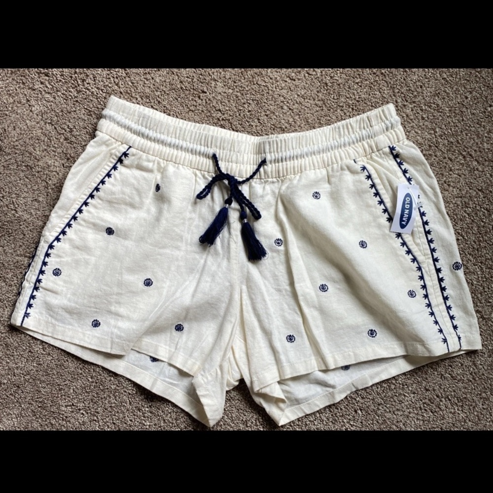 NWT  Women’s Old Navy Linen Pull On Drawstring Shorts Size Small. Cream & Navy
